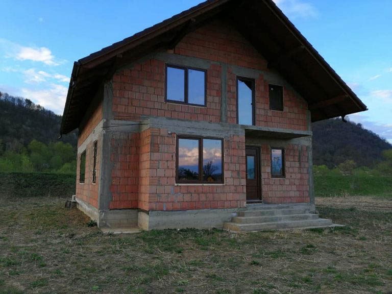 casa din caramida rosie cu ferestre si usi termopan aluplast marca ifenster beclean