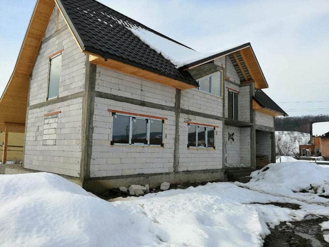 casa din bca in constructie, iarna, cu ferestre si usi termopan aluplast 85md
