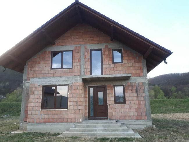 casa din caramida rosie cu ferestre si usi termopan aluplast marca ifenster beclean