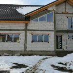 casa din bca in constructie, iarna, cu ferestre si usi termopan aluplast 85md