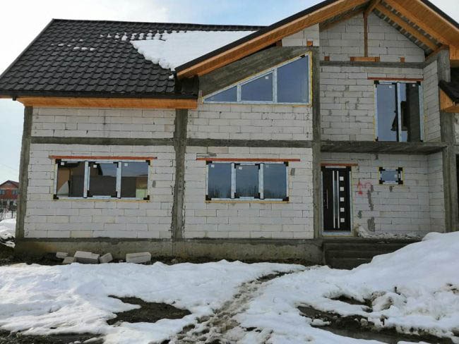 casa din bca in constructie, iarna, cu ferestre si usi termopan aluplast 85md