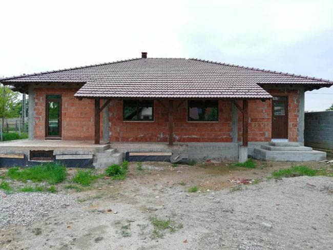 Casa in constructie cu geamuri si usi termopan cu profil Aluplast 85 MD de la Ifenster Beclean