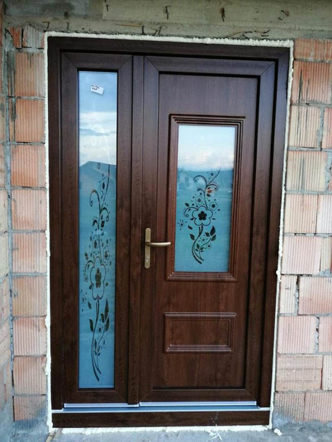 usa termopan aluplast montata pe perete de caramida rosie