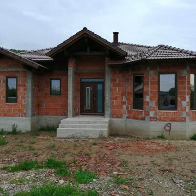 Casa in constructie cu geamuri si usi termopan cu profil Aluplast 85 MD de la Ifenster Beclean