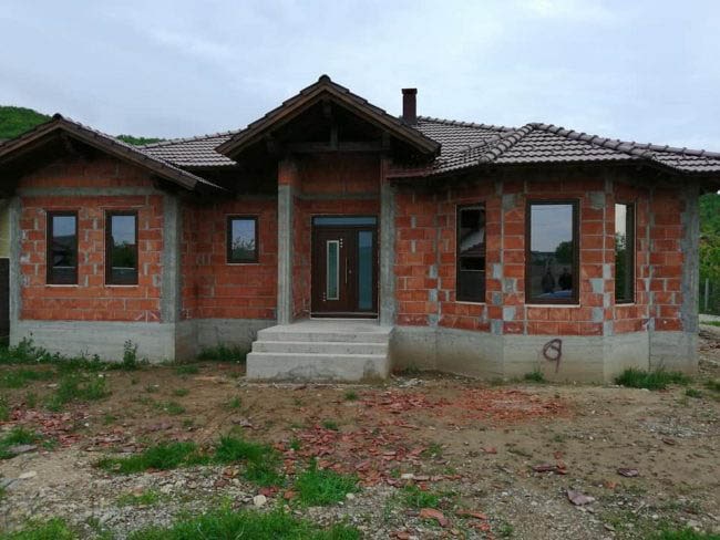 Casa in constructie cu geamuri si usi termopan cu profil Aluplast 85 MD de la Ifenster Beclean