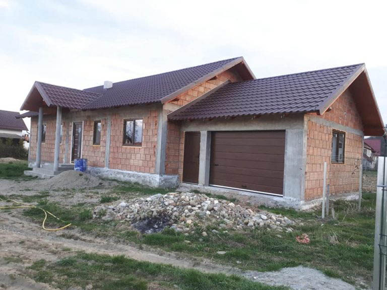 Casa din caramida rosie cu geamuri si usi termopan Aluplast 85 MD