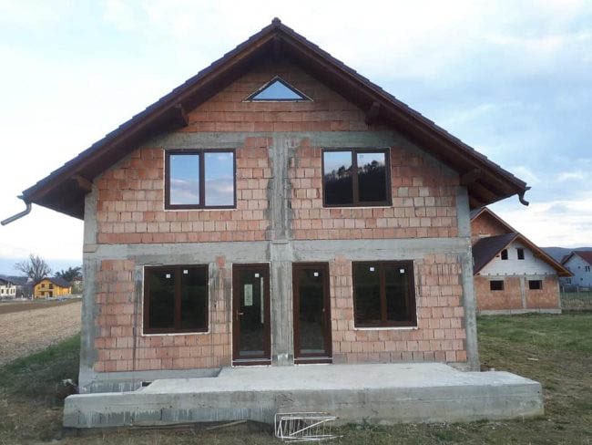casa din caramida rosie cu ferestre si usi termopan aluplast marca ifenster beclean