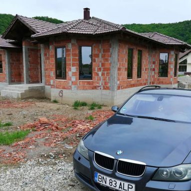 Casa in constructie cu geamuri si usi termopan cu profil Aluplast 85 MD de la Ifenster Beclean