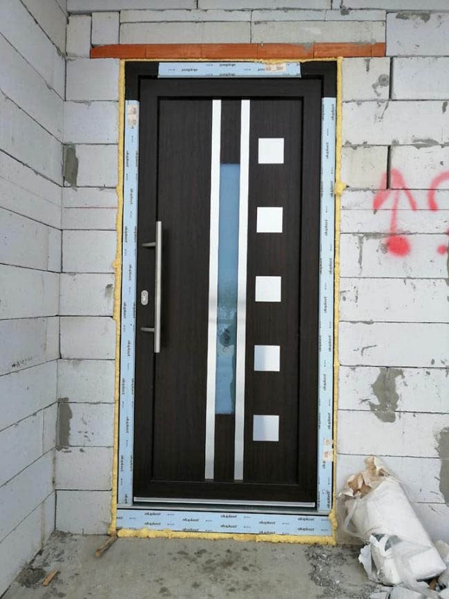 usa aluplast montata pe perete din bca de catre ifenster beclean