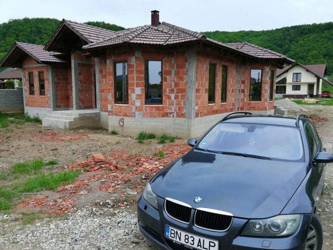 Casa in constructie cu geamuri si usi termopan cu profil Aluplast 85 MD de la Ifenster Beclean