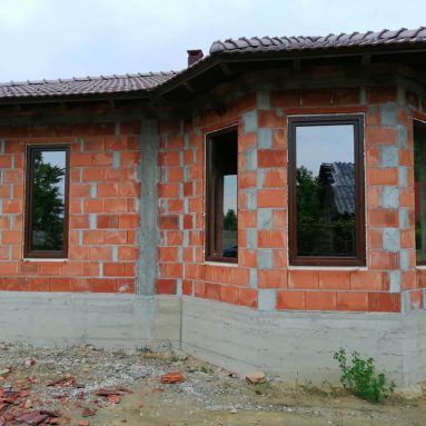 Casa in constructie cu geamuri si usi termopan cu profil Aluplast 85 MD de la Ifenster Beclean