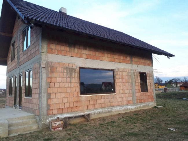 casa din caramida rosie cu ferestre si usi termopan aluplast marca ifenster beclean