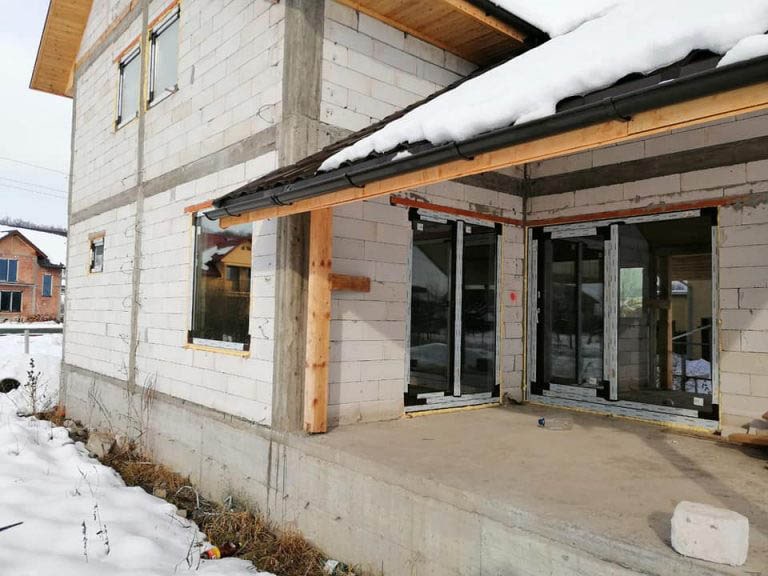 casa din bca in constructie, iarna, cu ferestre si usi termopan aluplast 85md
