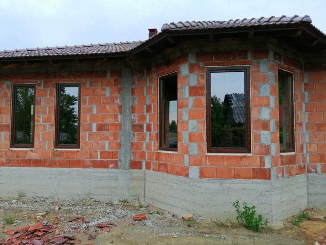Casa in constructie cu geamuri si usi termopan cu profil Aluplast 85 MD de la Ifenster Beclean