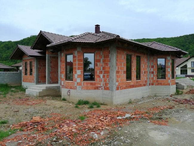 Casa in constructie cu geamuri si usi termopan cu profil Aluplast 85 MD de la Ifenster Beclean